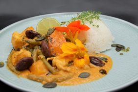 Curry vom Steirerhuhn mit Käferbohnen und Kürbis serviert mit Steirerreis