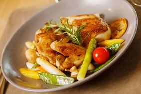 Ratscher Landhaus bereitet ein würzig-mediterranes Huhn vom Grill mit Zitronenaroma zu