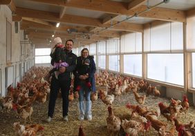 Die Elterntiere von Familie Weber liefern Bruteier für die Bio Geflügelmast 